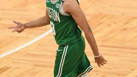 火狐体育app-包含集结日波士顿凯尔特人调整名单以备足总杯；迎来里程碑环节打磨；赛场秩序良好；年轻球员得到机会的词条